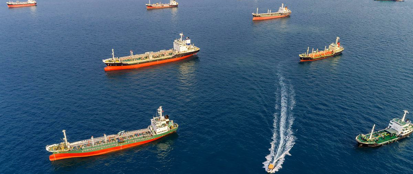 Olietankskib sejler over havet