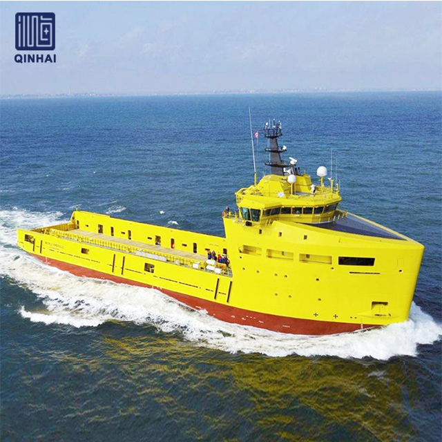 Offshore forsyningsfart&oslash;j, der opererer i n&aelig;rheden af ​​en rig